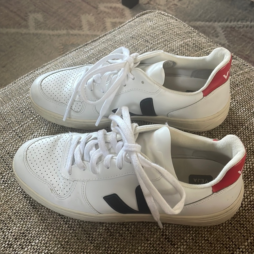 Veja V-10, Size 9 Sneakers